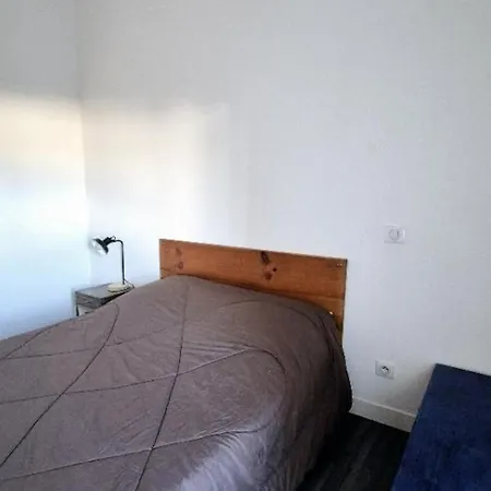 Дом отдыха Maison En Pierre Au Centre Bourg - 6 Pers. - Fr-1-879-6